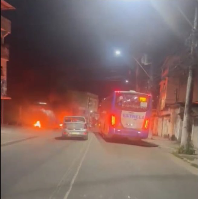 patrickadaga's tweet photo. mano dois dias sem luz, enel não resolve nada. os moradores da minha comunidade tacaram fogo em tudo filho. espero que queime tudo tbm. literalmente blackout. Não dá pra gravar as músicas da adaga, estudar nem nada. fora medicamentos na geladeira https://t.co/oTXw7yl2g6