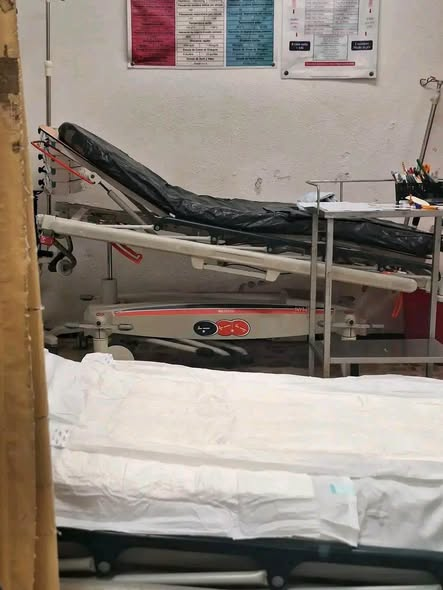 GARCIPAVON's tweet photo. En el Hospital Regional de Río Blanco, Veracruz, la crisis ha llegado a tal grado que ahora ni siquiera tienen ropa de hospital limpia, porque la empresa que realizaba este servicio lo suspendió, por falta de pagos.
El Hospital Regional de Río Blanco hoy tiene un deterioro progresivo que se ha agravado desde que lo incorporaron al IMSS-Bienestar, con falta de pagos, suspensión de contratos, desabasto de insumos y abandono de la infraestructura.
Testimonios de los trabajadores refieren todas estas deficiencias.
Las imágenes son altamente reveladoras de las condiciones en que se encuentra el nosocomio.
✍️  Místicos y Terrenales