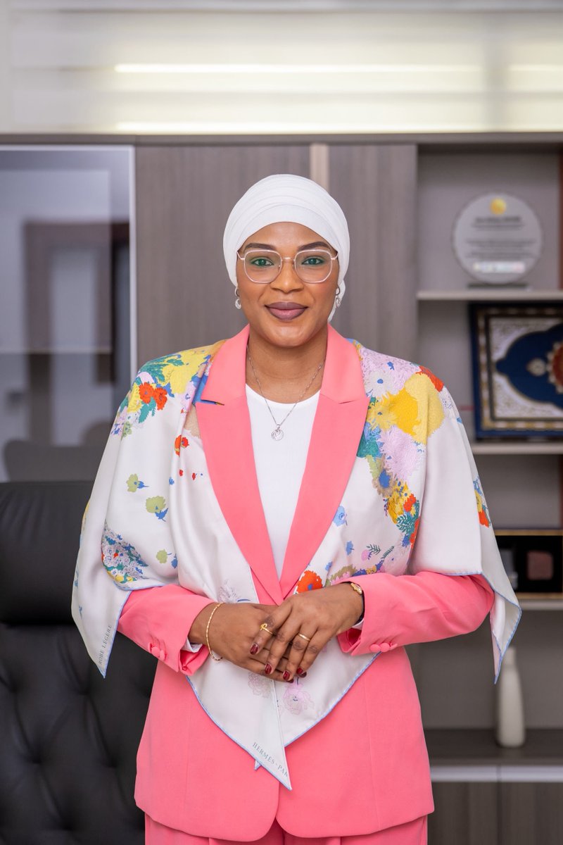 sidibe_diaka's tweet photo. Ma profonde et sincère gratitude à Monsieur le Président de la République, Chef de l'État, Son Excellence Mamadi DOUMBOUYA, pour la confiance renouvelée qu'il place en ma modeste personne en me nommant Conseillère en charge de la réforme de l'éducation, de l'Enseignement Supérieur et de la Recherche Scientifique à la Présidence de la République. 

Je place cette nouvelle mission sous la protection d'Allah, le Tout-Puissant, et prie qu'Il m'accorde la sagesse, la clairvoyance et la force nécessaires pour servir avec dévouement la vision de Son Excellence Monsieur le Président de la République, et contribuer à l'édification d'un système éducatif d'excellence, fondé sur la formation d'un capital humain compétent, innovant et capable de porter les grandes ambitions de développement de la Guinée.