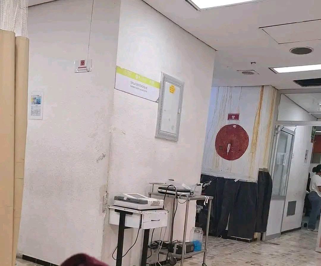 GARCIPAVON's tweet photo. En el Hospital Regional de Río Blanco, Veracruz, la crisis ha llegado a tal grado que ahora ni siquiera tienen ropa de hospital limpia, porque la empresa que realizaba este servicio lo suspendió, por falta de pagos.
El Hospital Regional de Río Blanco hoy tiene un deterioro progresivo que se ha agravado desde que lo incorporaron al IMSS-Bienestar, con falta de pagos, suspensión de contratos, desabasto de insumos y abandono de la infraestructura.
Testimonios de los trabajadores refieren todas estas deficiencias.
Las imágenes son altamente reveladoras de las condiciones en que se encuentra el nosocomio.
✍️  Místicos y Terrenales