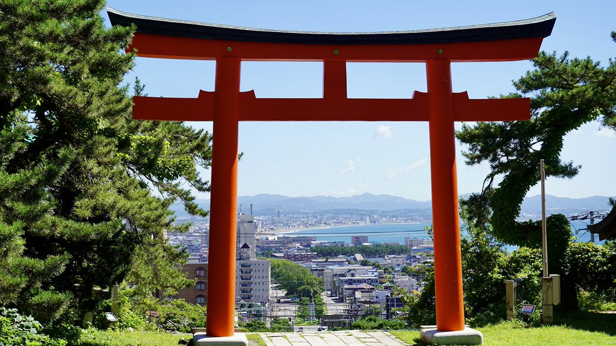 roseno10's tweet photo. 7月31日GLAYの日に伝えたい。函館護国神社はGLAYファンの聖地。メンバーがライブの成功を祈願したことで有名。直筆の絵馬やライブ関連のTシャツも展示されてるよ。縁結びや開運招福などのご利益があるGLAY推しならガチで訪れたいパワースポット。函館へ行く予定があるなら旅のプランに入れてほしい。 https://t.co/7gwFbl96d3