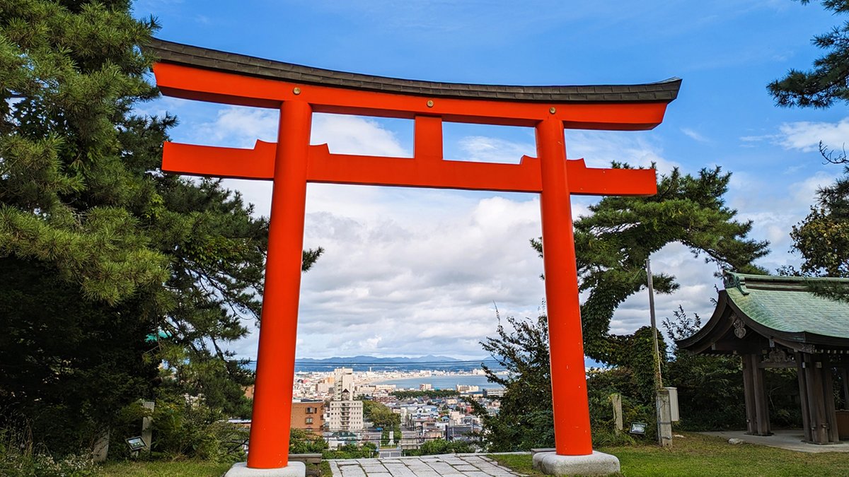 roseno10's tweet photo. 7月31日GLAYの日に伝えたい。函館護国神社はGLAYファンの聖地。メンバーがライブの成功を祈願したことで有名。直筆の絵馬やライブ関連のTシャツも展示されてるよ。縁結びや開運招福などのご利益があるGLAY推しならガチで訪れたいパワースポット。函館へ行く予定があるなら旅のプランに入れてほしい。 https://t.co/7gwFbl96d3