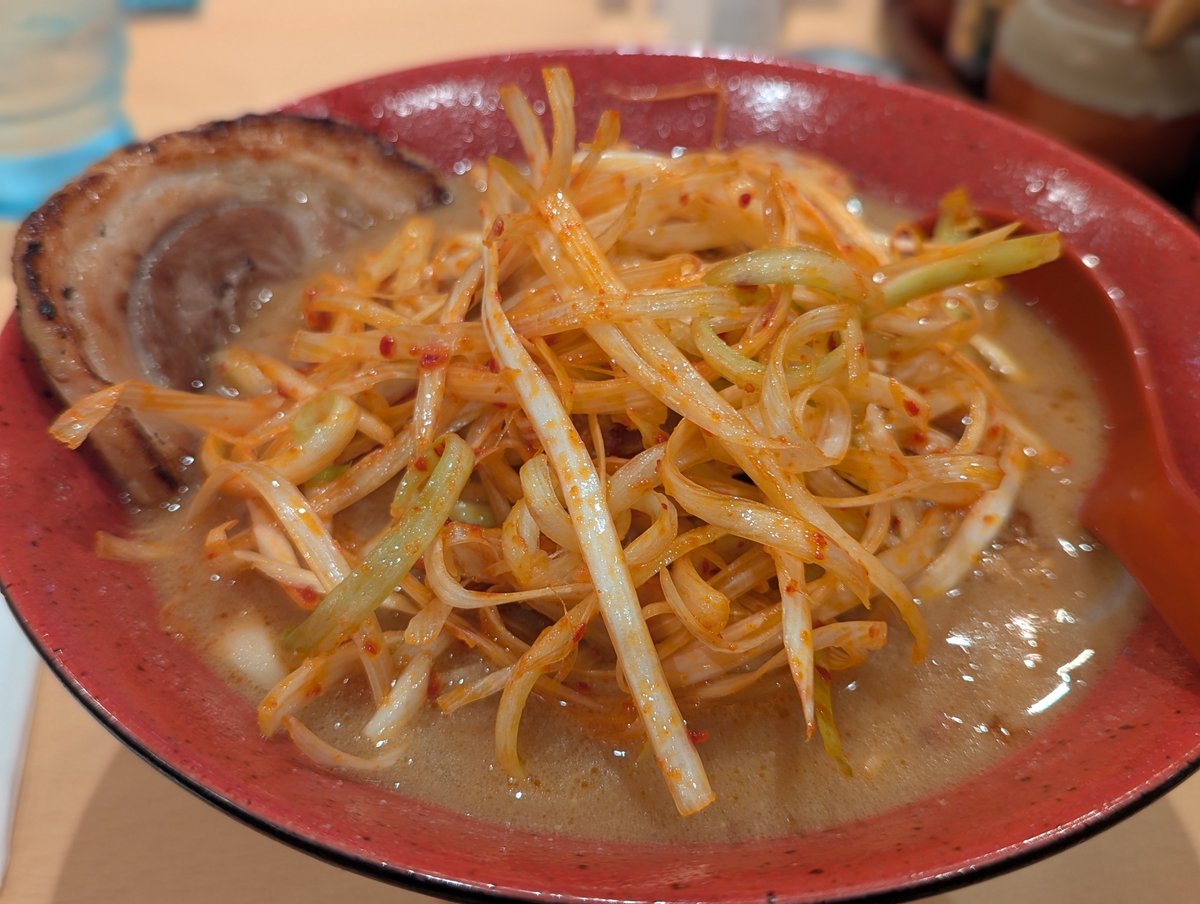 drm_yume's tweet photo. ２回目田所商品（たまたま近くへ）。某有名札幌味噌󠄀ラーメンと味比べたくて札幌セレクト。やっぱスープが美味しい。口の中に味噌の香りが広がる💛 スープは濃厚でややこってり乳化風。相変わらずネギシャキとあぶり焼き豚うまし。ただ…フレンチフライは要らん…😅 土地柄アピールなら🌽にして😁 https://t.co/v87d9LdQ3e