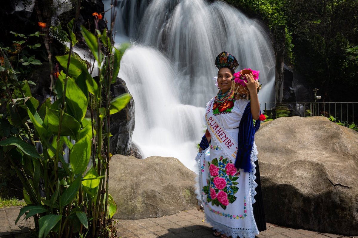 Michoacan's tweet photo. 💧✨ Con cántaros decorados en equilibrio, las aguadoras llenan de ritmo y significado cada paso de su danza.
Esta expresión purépecha honra al agua como origen de vida y refleja la gratitud de un pueblo por sus raíces. 🌊🫶
¿Ya has tenido la oportunidad de verla en vivo?
Hospédate en los hoteles de #Michoacán #elAlmadeMéxico