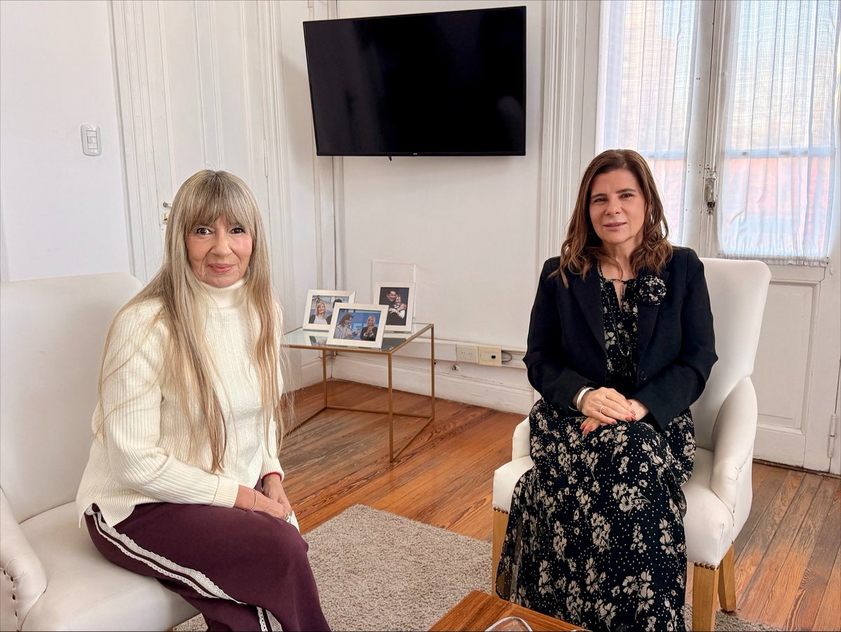 fsaintout's tweet photo. Mantuvimos una reunión con la compañera senadora @laurak_clark, presidenta de la Comisión de Educación, Cultura, Ciencia y Técnica. 
Coincidimos en la importancia de impulsar una agenda común de trabajo frente al difícil momento que atraviesa la cultura, con ataques permanentes del Gobierno Nacional.