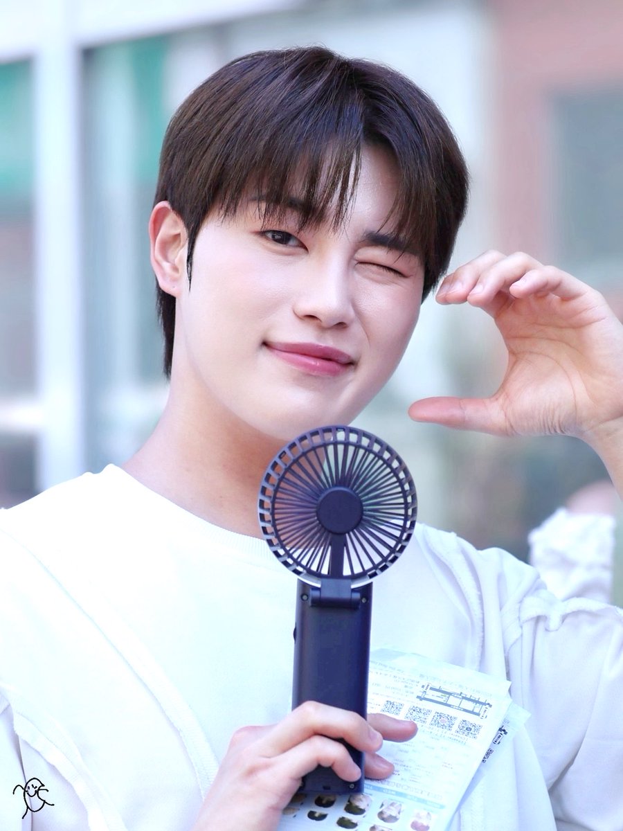 bluemoon_s2__'s tweet photo. 260719 😊💙

#디아즈 #DIAZ #SINWOO #신우 #シヌ
@diaz_ezent https://t.co/SE1q2r3fli