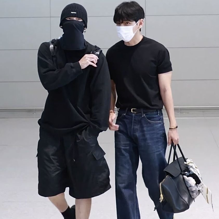 mnihaniiv's tweet photo. why tae came straight out of jungkook’s closet!! https://t.co/UCYePbMYyJ