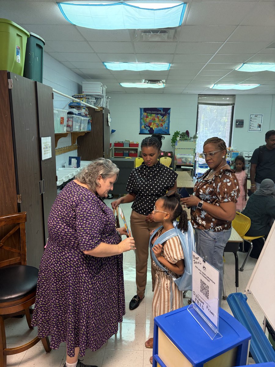MarcquezHaley's tweet photo. We had an aWESome turnout today for Open House! Special thanks to all of the teachers, staff, and @FOWPTO parents for making the event a huge success! We are ready for Day 1! @FultonZone6 @WESWildcatsFCS @FultonCoSchools https://t.co/p71fek0Ji0