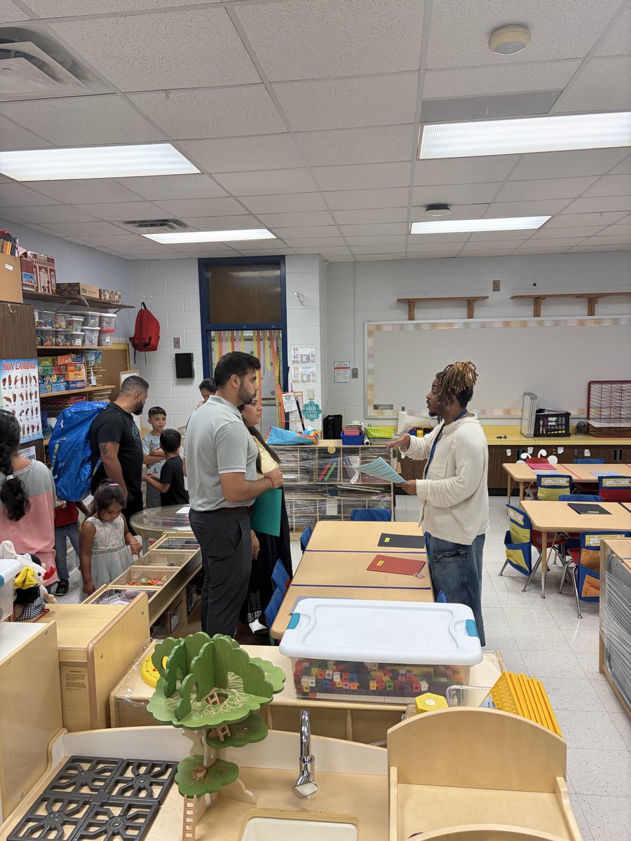 MarcquezHaley's tweet photo. We had an aWESome turnout today for Open House! Special thanks to all of the teachers, staff, and @FOWPTO parents for making the event a huge success! We are ready for Day 1! @FultonZone6 @WESWildcatsFCS @FultonCoSchools https://t.co/p71fek0Ji0