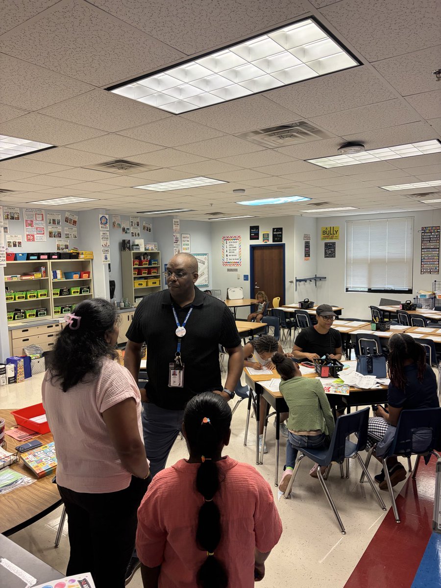 MarcquezHaley's tweet photo. We had an aWESome turnout today for Open House! Special thanks to all of the teachers, staff, and @FOWPTO parents for making the event a huge success! We are ready for Day 1! @FultonZone6 @WESWildcatsFCS @FultonCoSchools https://t.co/p71fek0Ji0