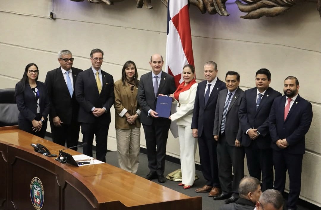 justobotacio's tweet photo. Como Subdirector de Presupuesto de la Nación, acompañe al ministro de Economía y Finanzas en la presentación del PL del PGE 2027 ante el Pleno de la AN. Desde nuestro rol y alcance, reafirmo el compromiso de seguir trabajando con responsabilidad, transparencia y visión técnica. https://t.co/A9z9DCZ0uI