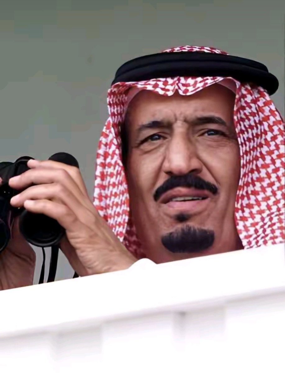 Mahamdsalem36's tweet photo. الملك سلمان حفظه الله ورعاه ( أمير الرياض آنذاك ) اثناء مشاهدة كأس الخليج للبولو في لندن عام 2000. https://t.co/CVv7E1yR1i