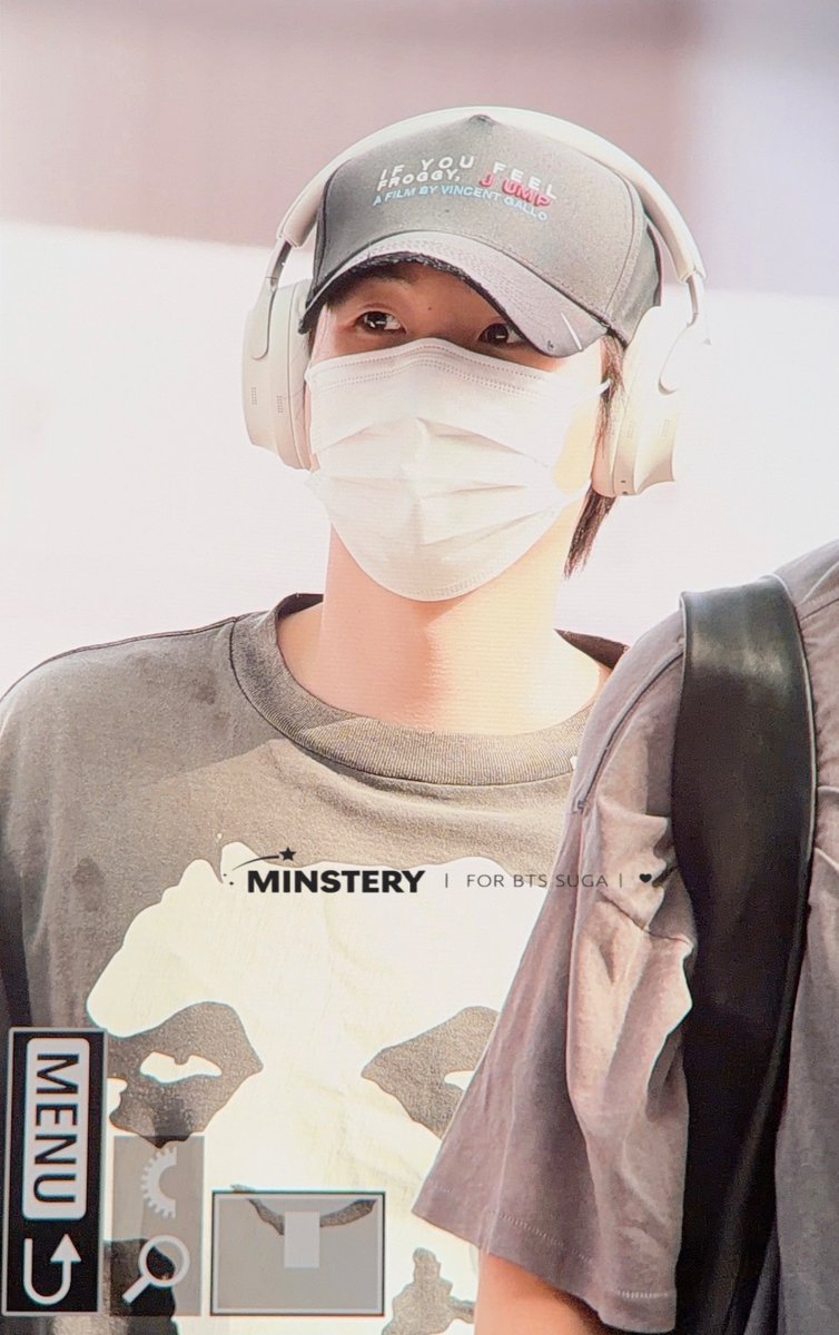 writingbyrkive's tweet photo. Min Yoongi, Min Yoongi … 
APENAS POR CURIOSIDADE: A expressão americana “if you feel froggy, jump” (no boné) é uma gíria que significa algo tipo:
“Se você está se sentindo ousado/corajoso o suficiente, vá em frente e faça isso” (muitas vezes é usada de forma provocativa).​​​​​​​​​​​​​​​​​​​​​​​​​​​​​​​​​​​​​​​​​​​​​​​​​​
Foto @/minstery_0309
