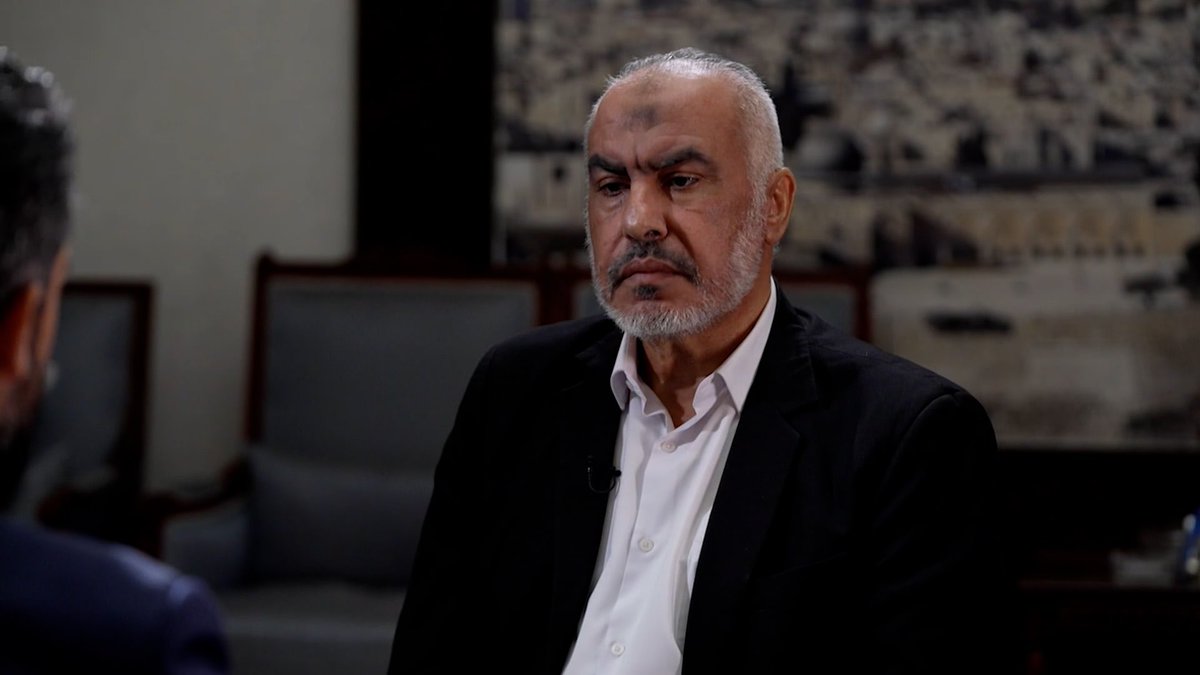 Hakeam's tweet photo. غازي حمد عضو وفد حماس المفاوض للجزيرة : 

حماس لا تزال متمسكة بأهدافها الوطنية المتمثلة بالحفاظ على حقوق الشعب الفلسطيني

هذه المفاوضات كانت صعبة وقاسية وحاولنا التوصل لأفضل صيغة يمكن الوصول إليها

قضية السلاح مرتبطة بقضايا أخرى كانسحاب إسرائيل من القطاع وإعادة الإعمار

إسرائيل لن تتدخل في موضوع نزع السلاح واللجنة الوطنية هي من سيقوم بهذه المهمة

لن نقدم على أي خطوة فيما يتعلق بنزع السلاح قبل انسحاب إسرائيل من القطاع

لن ننفذ أي خطو إذا لم تنفذ قوات الاحتلال التزاماتها ضمن الاتفاق

نتقدم بالشكر لمصر وقطر وتركيا على جهودهم في التوصل إلى هذا الاتفاق