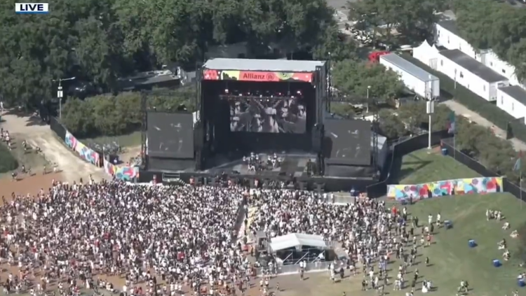superbpaulo's tweet photo. "The crowd picked up. People seem to like this SB19. This is not even one of the main stages." - Chicago Live

Slay na slay kayo diyan A'TIN! 

SB19PALOOZA FESTIVAL
@SB19Official #SB19
#SB19atLollapalooza https://t.co/xj8akIAMwh