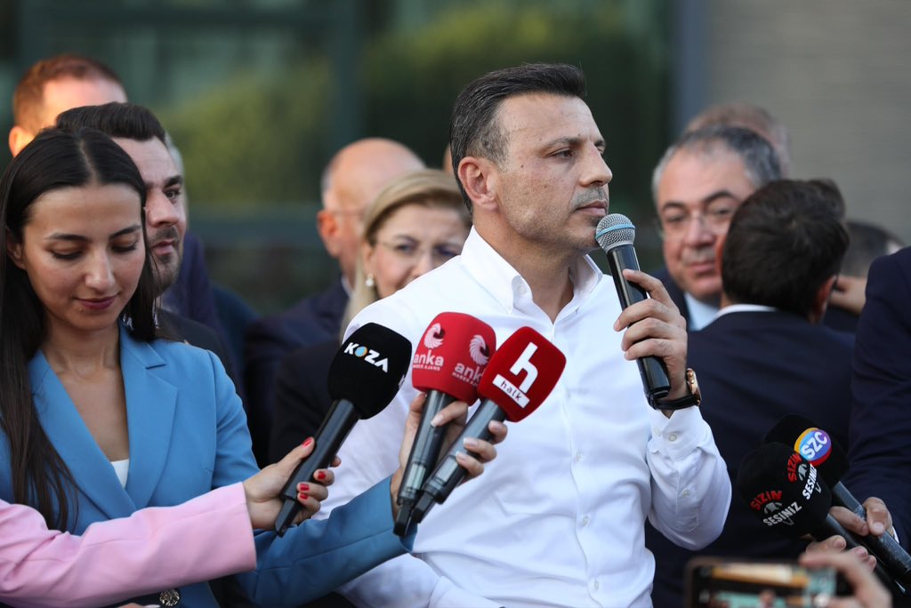 ozgurcelik1919's tweet photo. Üsküdar, Sinem Dedetaş’ın arkasında!

Hukuksuz şekilde gözaltına alınan başkanımızın yanındayız.

Bu ablukayı milletimizle birlikte dağıtacağız! https://t.co/h54tICfFKy