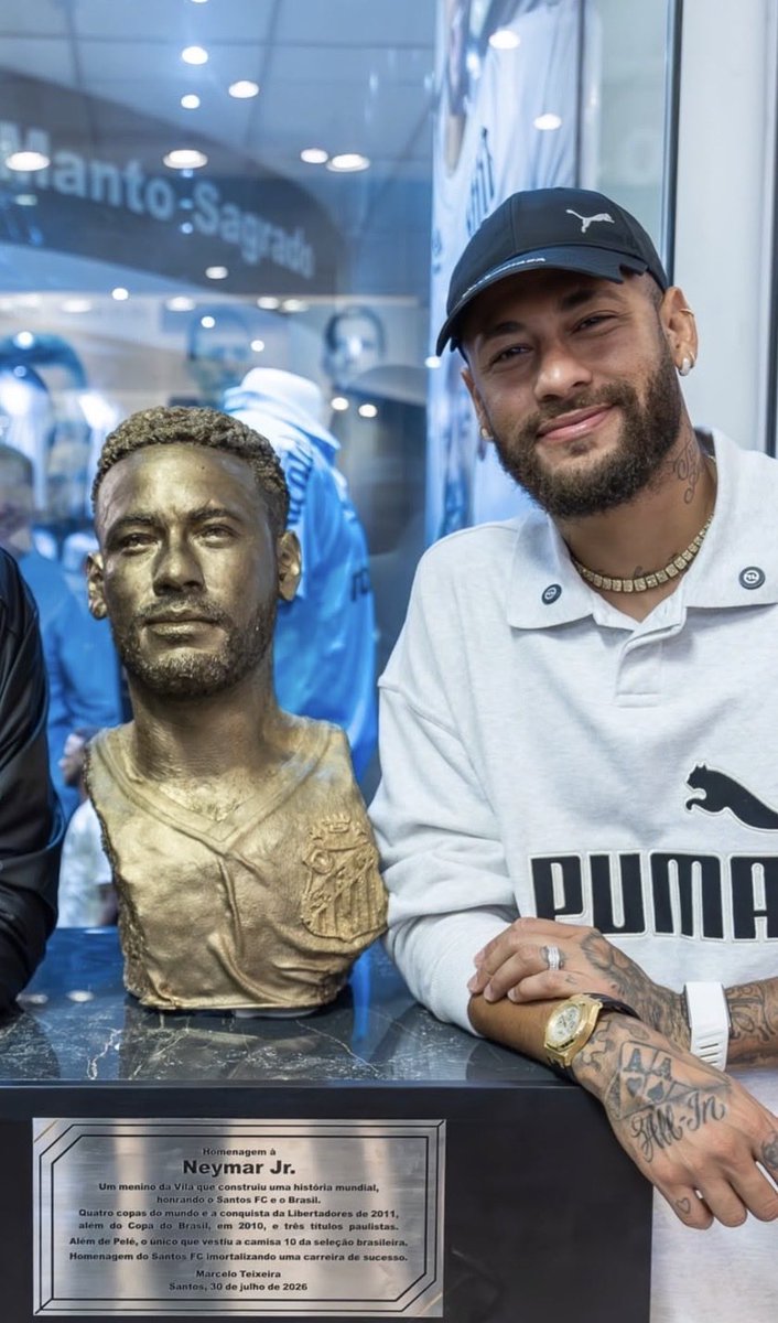 alimo_philip's tweet photo. 🇧🇷 Santos FC immortalizes a true Brazilian icon.

🫶 Neymar’s statue has officially been unveiled! 

🕺 The dribbling king, the goal machine, the global superstar now stands tall forever at the club that made him. https://t.co/xgHNZYzi8D