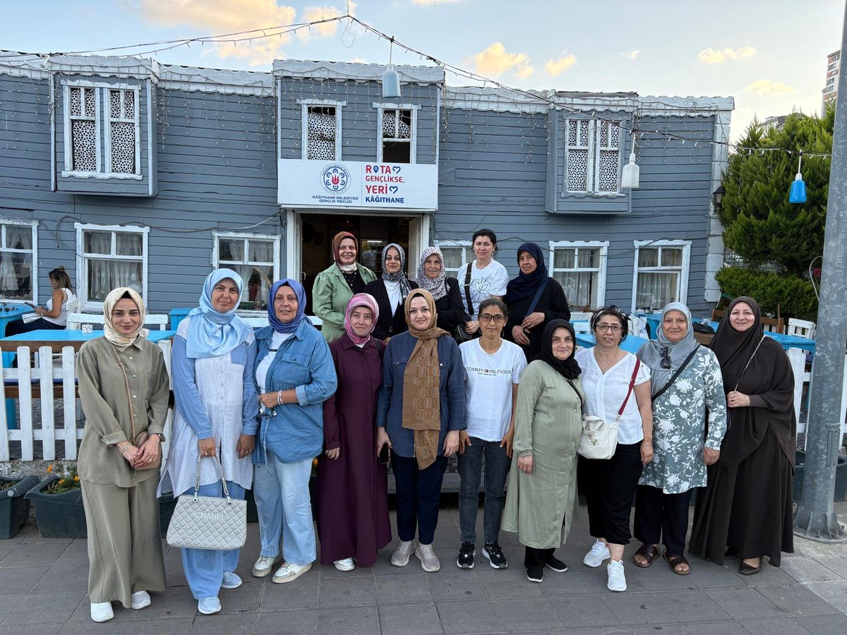 akdnkagithane's tweet photo. Spor Bakanımız Sayın. @OA_BAK'ın teşrifleriyle  Belediye Başkanımız @MevlutOztekin'in ev sahipliğinde Hasbahçe Stadında gerçekleştirilen Yaz Spor Okulları Şöleni'ne, Başkanımız @meryemaydnnn ve teşkilatımızla katıldık. https://t.co/xHZUzoenv7