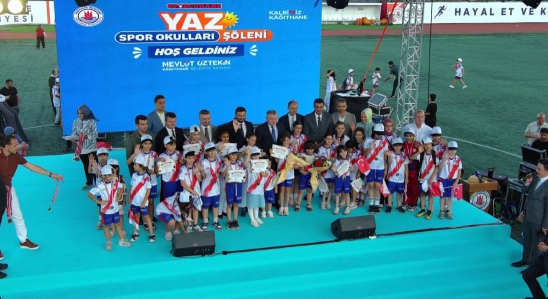 akdnkagithane's tweet photo. Spor Bakanımız Sayın. @OA_BAK'ın teşrifleriyle  Belediye Başkanımız @MevlutOztekin'in ev sahipliğinde Hasbahçe Stadında gerçekleştirilen Yaz Spor Okulları Şöleni'ne, Başkanımız @meryemaydnnn ve teşkilatımızla katıldık. https://t.co/xHZUzoenv7