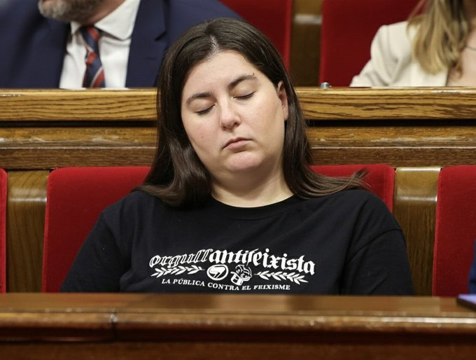 DavidGR1714's tweet photo. La filla d' Orriols ja ha treballat 48 hores mes que aquesta en tota la seva vida , pero aquesta cobra mes del doble https://t.co/QDVNsYEBey