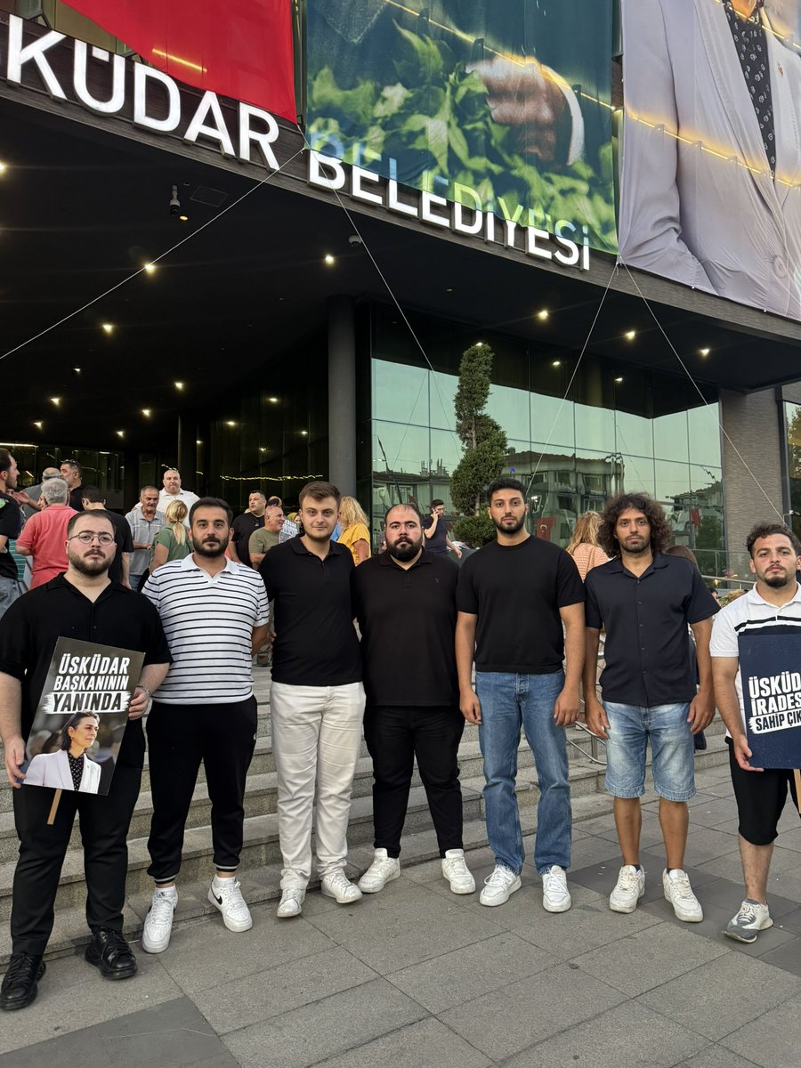 yenigencesenler's tweet photo. YENİ PARTİ Esenler Gençlik Örgütü olarak, genç meclis üyemiz Arif Efe Avcı’nın katılımıyla Üsküdar’da Belediye Başkanımız Sinem Dedetaş’a desteğimizi bir kez daha gösterdik.

Sinem Dedetaş’a yönelik baskıların tek nedeni, AKP’nin yıllardır elinde tuttuğu belediyeyi halkın iradesiyle kazanması ve halkçı belediyecilik anlayışını kararlılıkla sürdürmesidir.

Halkın iradesinin ve demokrasinin yanındayız. Sinem Dedetaş yalnız değildir. Dayanışmamız ve mücadelemiz büyüyerek sürecektir.