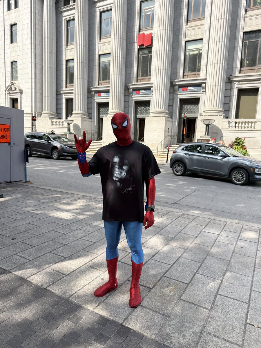 ritameetsworld's tweet photo. spotted petal parker in mtl #petal #arianagrande #spiderman #brandnewday #eternalsunshinetour https://t.co/vXv9AwTOS5