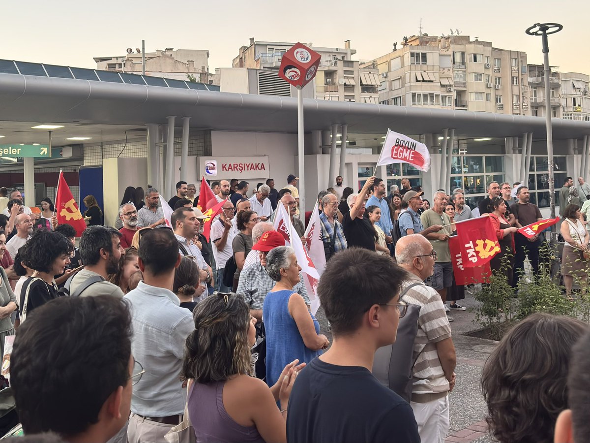 IzmirTkp's tweet photo. Bugün, Karşıyaka İlçe Binamızı Karşıyaka İZBAN önünde gerçekleştirdiğimiz törenle açtık.

Açılışta, TKP Merkez Komite Üyesi Berkay Kemal Önoğlu’nun konuşmasının ardından programımız, müzisyen Ece ve Sinan’ın dinletisiyle devam etti.

Tüm dostlarımızı, Karşıyaka’da açtığımız bu mücadele ve dayanışma kapısından içeri girmeye; memleketimizin kurtuluşu, aydınlık geleceği ve insanca yaşayacağımız bir ülkenin kuruluşu için Türkiye Komünist Partisi saflarında mücadeleyi büyütmeye davet ediyoruz.