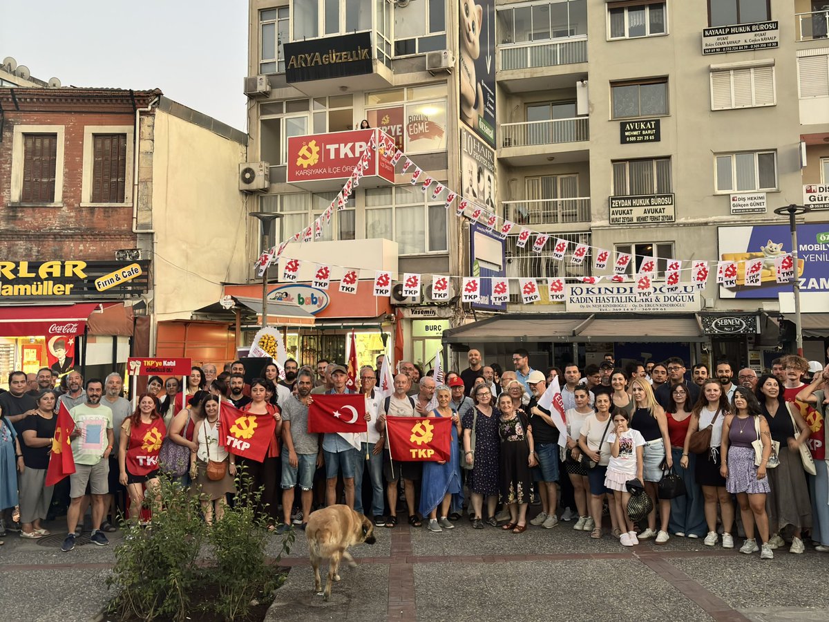 IzmirTkp's tweet photo. Bugün, Karşıyaka İlçe Binamızı Karşıyaka İZBAN önünde gerçekleştirdiğimiz törenle açtık.

Açılışta, TKP Merkez Komite Üyesi Berkay Kemal Önoğlu’nun konuşmasının ardından programımız, müzisyen Ece ve Sinan’ın dinletisiyle devam etti.

Tüm dostlarımızı, Karşıyaka’da açtığımız bu mücadele ve dayanışma kapısından içeri girmeye; memleketimizin kurtuluşu, aydınlık geleceği ve insanca yaşayacağımız bir ülkenin kuruluşu için Türkiye Komünist Partisi saflarında mücadeleyi büyütmeye davet ediyoruz.