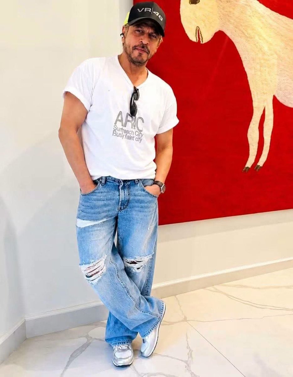iamRajSrk1's tweet photo. Exclusive -: Kuch kuch hota hain Old Look Rahul Stylish👑King Shah Rukh Khan in London😍 @iamsrk
.
.
.
.
.
#ShahRukhKhan #SRK #king #follower #TopFan https://t.co/bpLGbBoPc4