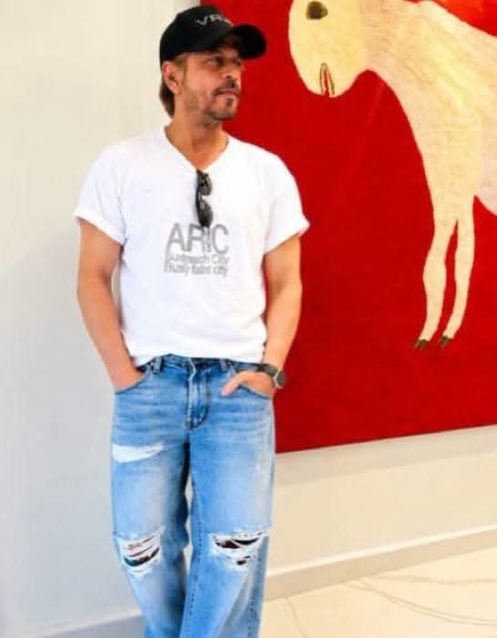 iamRajSrk1's tweet photo. Exclusive -: Kuch kuch hota hain Old Look Rahul Stylish👑King Shah Rukh Khan in London😍 @iamsrk
.
.
.
.
.
#ShahRukhKhan #SRK #king #follower #TopFan https://t.co/bpLGbBoPc4