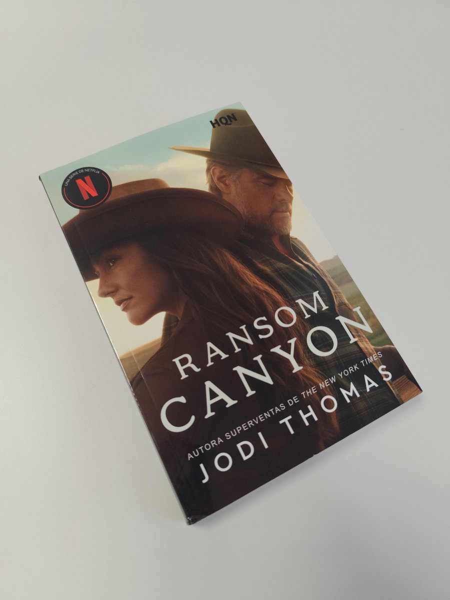HARLEQUINLibros's tweet photo. ❤️‍🔥 Tanto si has visto la serie de Netflix y te ha atrapado como si adoras las historias pasionales en escenarios áridos tienes que leer #RansomCanyon, la saga de romance de la escritora norteamericana #JodiThomas que inspira esta ficción.

DISPONIBLE en librerías y plataformas. https://t.co/4EMNyRzLwU