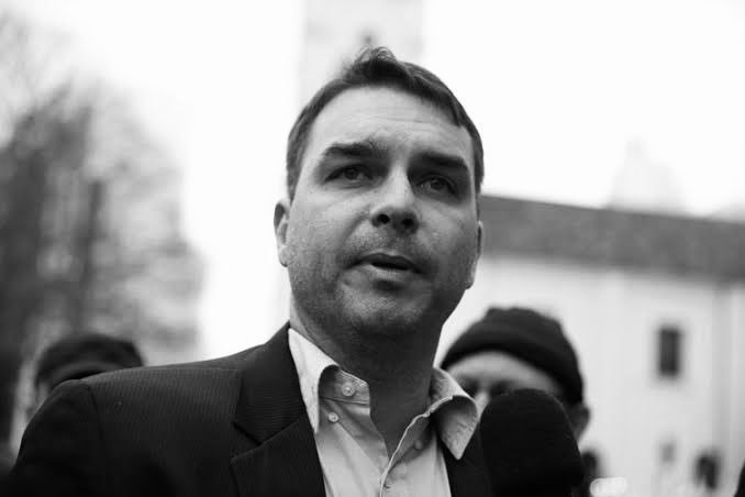 pedrorousseff's tweet photo. 🚨URGENTE! PF QUER colocar Flávio Bolsonaro na LISTA DA INTERPOL para rastrear R$ 61 MILHÕES do filme "Dark Horse"! 

O rachadinha pode entrar na DIFUSÃO PRATEADA, mecanismo criado para LOCALIZAR BENS NO EXTERIOR!

AGORA A INVESTIGAÇÃO VAI SER INTERNACIONAL! 🌏🚔💰 https://t.co/JuaxSOeWOf