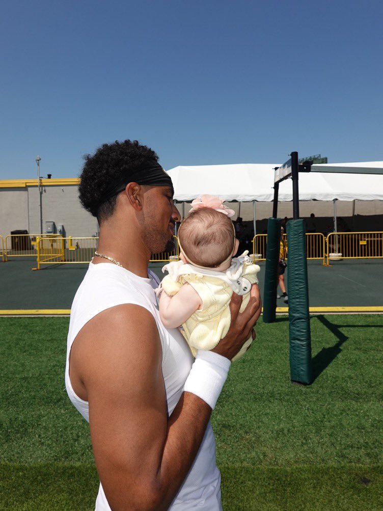 MLFootball's tweet photo. HEARTBREAKING: Green Bay #Packers superstar quarterback Jordan Love and his wife Ronika Stone brought their newborn baby to training camp for the first time.

🥹🥹🥹

Congratulations to the entire Love family! https://t.co/9wG2exadM5