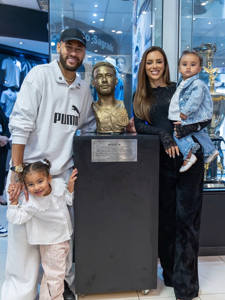 PoojaMedia's tweet photo. A statue for Neymar at Santos. 

A legend 🔥 https://t.co/eT2dkiFp7z