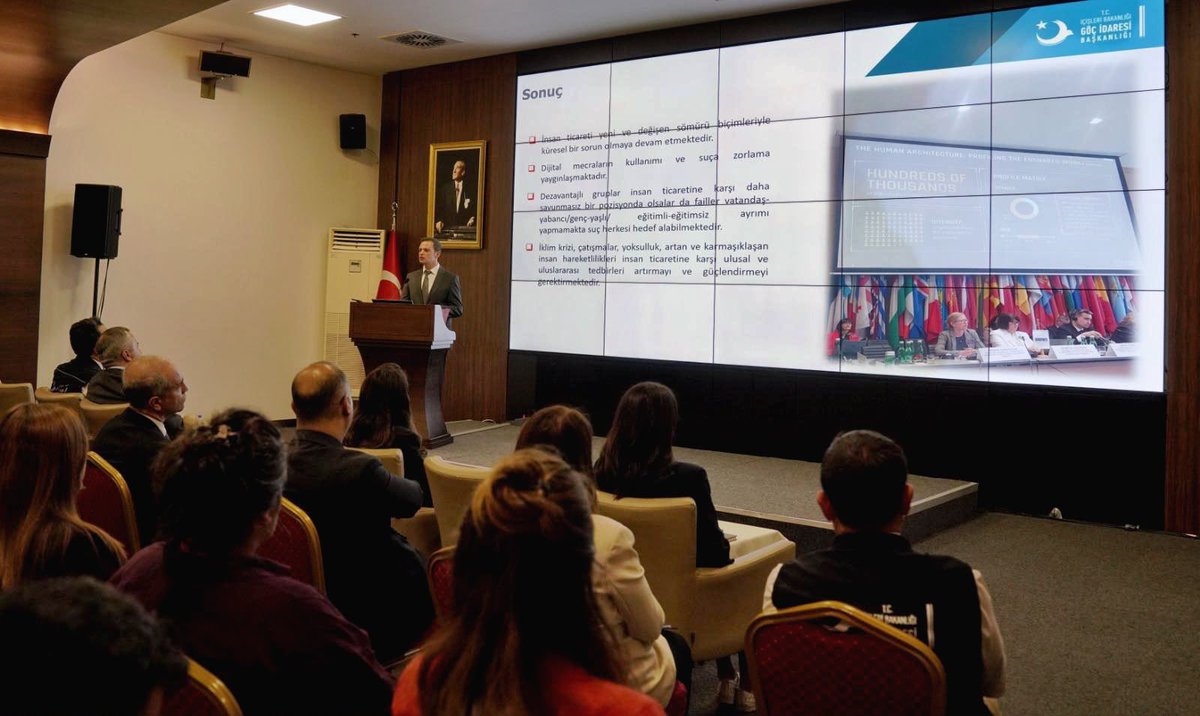 Gocidaresi's tweet photo. 30 Temmuz Dünya İnsan Ticaretiyle Mücadele Günü kapsamında Başkanlığımızda özel bir program gerçekleştirdik. 

Göç İdaresi Başkanımız Sayın Muhammet Selami Yazıcı, Başkan Yardımcımız Sayın Murat Karakaya ve merkez personelimizin katılımıyla düzenlenen programda;

Uluslararası Koruma Genel Müdürümüz Sayın Mustafa Güney, uluslararası çatışmalar, düzensiz göç hareketleri, ekonomik krizler ve dijital teknolojilerde yaşanan hızlı gelişmelerin insan ticareti suçunun yöntemlerini çeşitlendirdiğini belirterek insan ticaretiyle mücadelede farkındalık ve uluslararası iş birliğinin önemine dikkat çekti.

İnsan Ticareti Mağdurlarını Koruma Daire Başkanı Şenol Uzun ise mağdurların korunması ve mücadele süreçlerine ilişkin detaylı bir sunum gerçekleştirdi.

Göç İdaresi Başkanlığı olarak insan ticaretiyle mücadelede kararlı adımlar atmaya, koordineli ve bütüncül bir yaklaşımla çalışmaya devam ediyoruz. 

@TC_icisleri
@mselamiyazici

#30Temmuz
#DünyaİnsanTicaretiyleMücadeleGünü