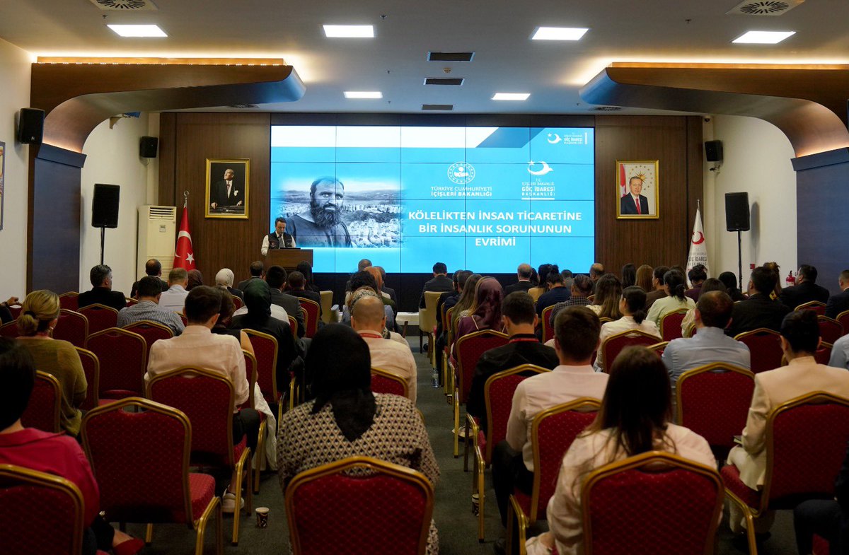Gocidaresi's tweet photo. 30 Temmuz Dünya İnsan Ticaretiyle Mücadele Günü kapsamında Başkanlığımızda özel bir program gerçekleştirdik. 

Göç İdaresi Başkanımız Sayın Muhammet Selami Yazıcı, Başkan Yardımcımız Sayın Murat Karakaya ve merkez personelimizin katılımıyla düzenlenen programda;

Uluslararası Koruma Genel Müdürümüz Sayın Mustafa Güney, uluslararası çatışmalar, düzensiz göç hareketleri, ekonomik krizler ve dijital teknolojilerde yaşanan hızlı gelişmelerin insan ticareti suçunun yöntemlerini çeşitlendirdiğini belirterek insan ticaretiyle mücadelede farkındalık ve uluslararası iş birliğinin önemine dikkat çekti.

İnsan Ticareti Mağdurlarını Koruma Daire Başkanı Şenol Uzun ise mağdurların korunması ve mücadele süreçlerine ilişkin detaylı bir sunum gerçekleştirdi.

Göç İdaresi Başkanlığı olarak insan ticaretiyle mücadelede kararlı adımlar atmaya, koordineli ve bütüncül bir yaklaşımla çalışmaya devam ediyoruz. 

@TC_icisleri
@mselamiyazici

#30Temmuz
#DünyaİnsanTicaretiyleMücadeleGünü