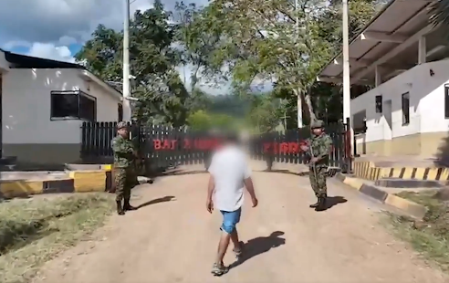 COL_EJERCITO's tweet photo. #EsNoticia | Integrante del GAO-r Jaime Martínez se somete a la justicia en #Quindío.

En lo corrido del año 2026, 12 miembros de grupos armados organizados, provenientes de diferentes regiones del país, han decidido abandonar las filas de de estructuras criminales, para acogerse a los beneficios que otorga el Gobierno Nacional a quienes dejan atrás la ilegalidad.

Conoce más en >> https://t.co/q7wYchLT6E

#ContundenciaOperacional