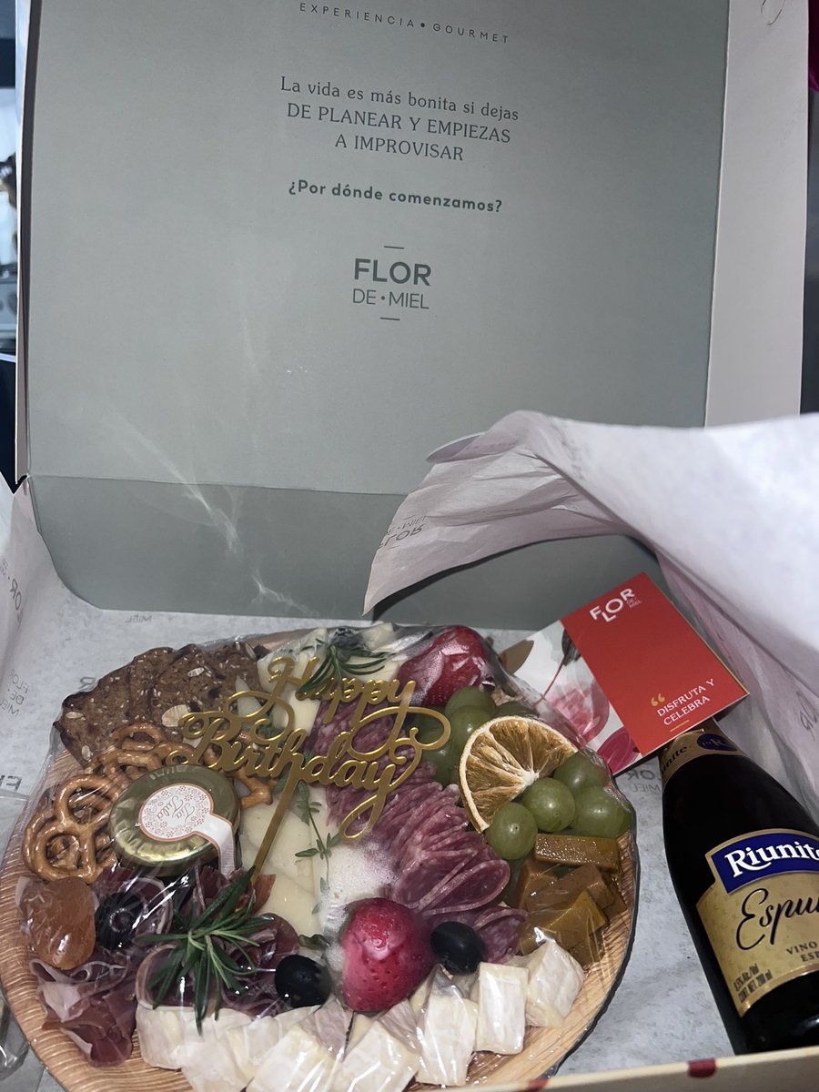LAURAZAPATAM's tweet photo. De: @DianithaFan 
Para: Madrina
“Hoy celebro el regalo de tu vida y doy gracias por la fortuna de tenerte en la mía. Recibe un abrazo al corazón con todo mi amor. ¡Feliz cumpleaños!”
Diana
Que belleza !!! https://t.co/89SVnlvt2f