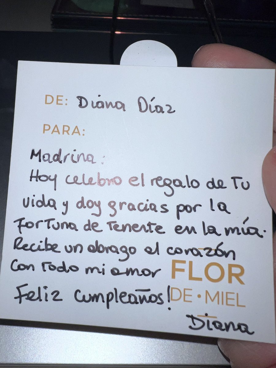 LAURAZAPATAM's tweet photo. De: @DianithaFan 
Para: Madrina
“Hoy celebro el regalo de tu vida y doy gracias por la fortuna de tenerte en la mía. Recibe un abrazo al corazón con todo mi amor. ¡Feliz cumpleaños!”
Diana
Que belleza !!! https://t.co/89SVnlvt2f