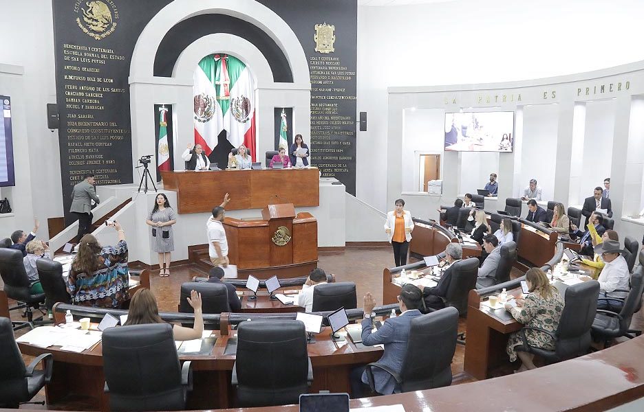 ErgoMxDigital's tweet photo. #SLP El Congreso de SLP derogó la Ley Serrano con 22 votos a favor. La reforma sobre inteligencia artificial había generado críticas y un reto legal. ⚖️ 🔗https://t.co/JP4Fc3kXi2 https://t.co/JspFUIfWvd