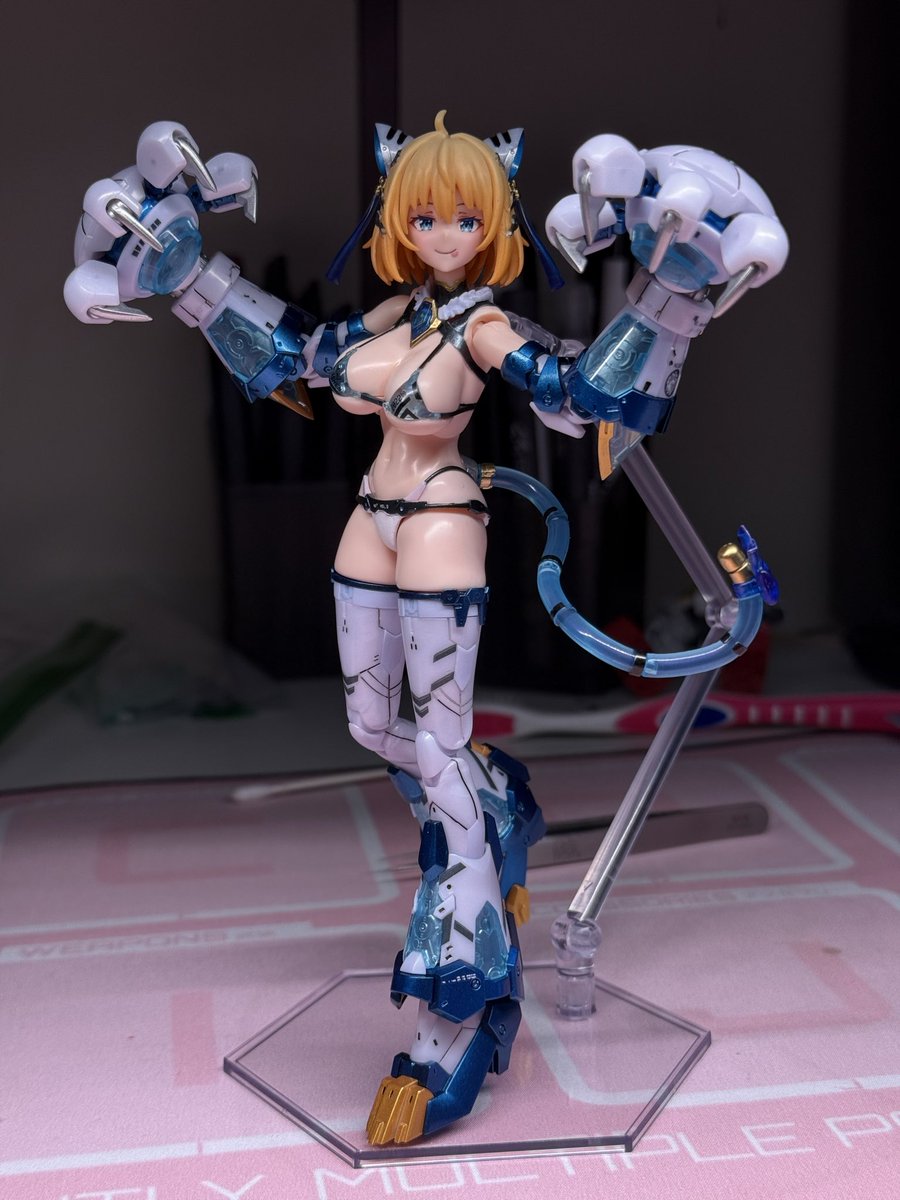 MochiibunsTV's tweet photo. First painted kit ☺️ left the clothes alone though because I liked the pearlescent color but I did everything from the shading in the hair, metallics, and small detailing #plamax #plamo https://t.co/tP6p3U1zFR