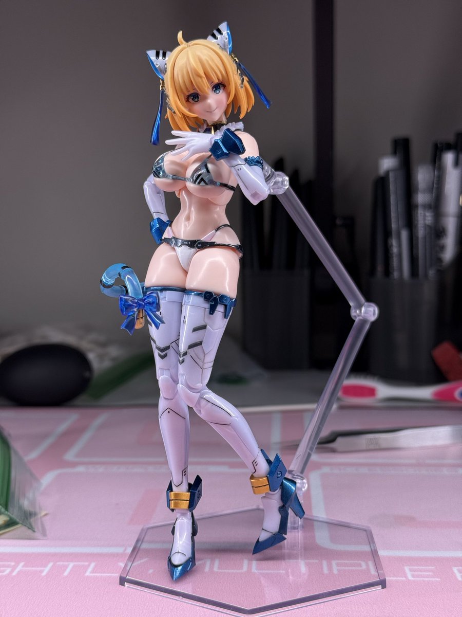 MochiibunsTV's tweet photo. First painted kit ☺️ left the clothes alone though because I liked the pearlescent color but I did everything from the shading in the hair, metallics, and small detailing #plamax #plamo https://t.co/tP6p3U1zFR