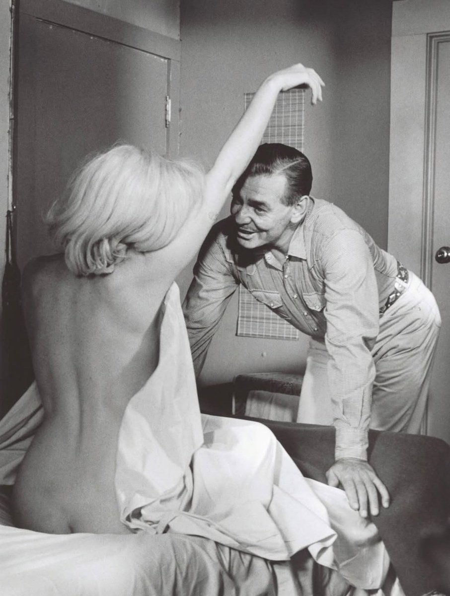 JuanmadelaPoza's tweet photo. #ClarkGable y #MarilynMonroe en el set de #VidasRebeldes (#TheMisfits, 1961), de #JohnHuston. «Vidas rebeldes», a pesar de no pertenecer al género wéstern, quizá sea una de las películas que mejor representa el misticismo del viejo Oeste. https://t.co/otk2YIJdoL