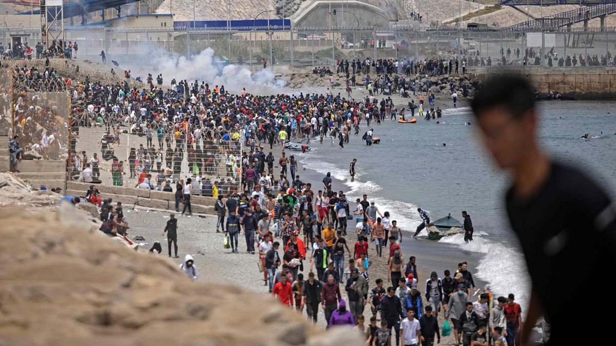 herqles_es's tweet photo. 🇪🇸🇮🇹 #ÚltimaHora | Giorgia Meloni advierte que la crisis en Ceuta amenaza las fronteras europeas y anuncia que Italia estudia la suspensión del espacio Schengen con España y medidas extraordinarias para frenar la inmigración ilegal.

En concreto, la suspensión del espacio Schengen consiste en reintroducir los controles fronterizos en las fronteras interiores entre Italia y España, eliminando temporalmente la libre circulación de personas sin controles sistemáticos entre ambos países para reforzar la seguridad nacional.