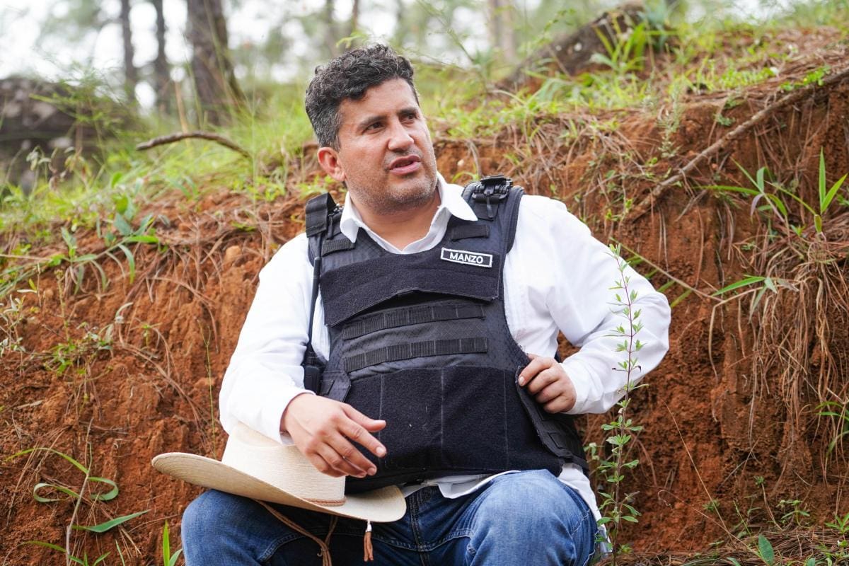 ErgoMxDigital's tweet photo. #Seguridad Tras un operativo de élite, detienen a "El R1" 🚔 líder de "Los Rs" del CJNG y presunto autor intelectual del asesinato de Carlos Manzo. Van 31 personas detenidas por el caso. 🔗https://t.co/jANA084S3q https://t.co/ctm9kUELqP