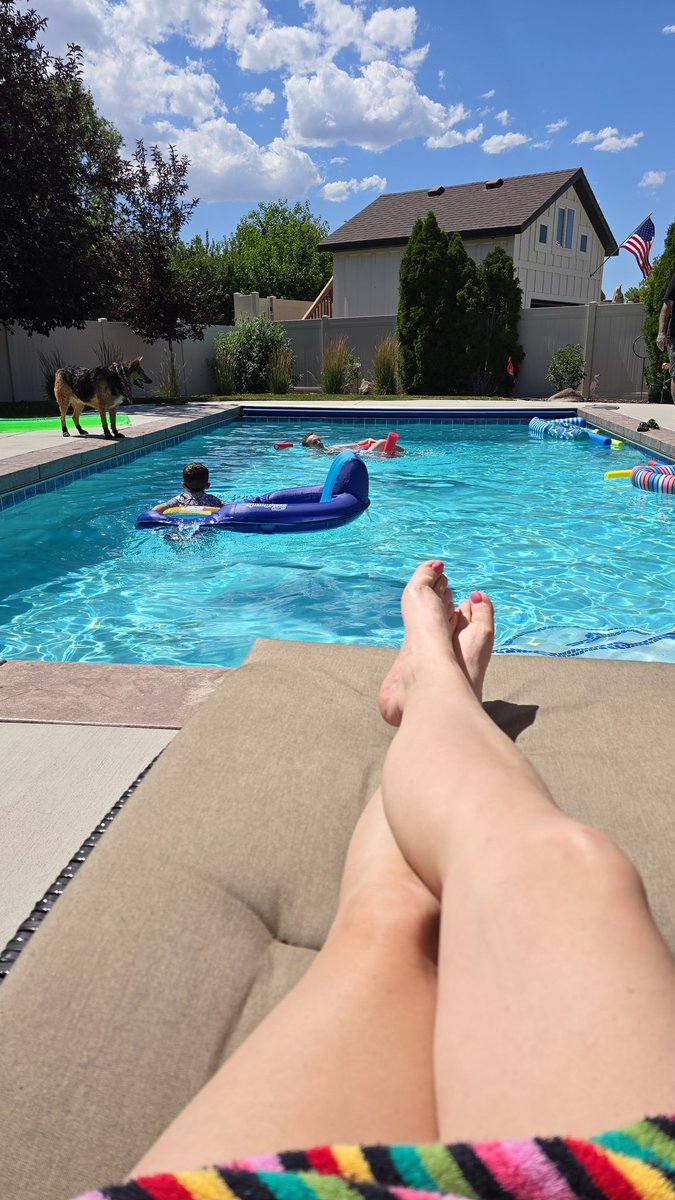 BoxerDawn81's tweet photo. Pool day. https://t.co/4GCFgDsLKj