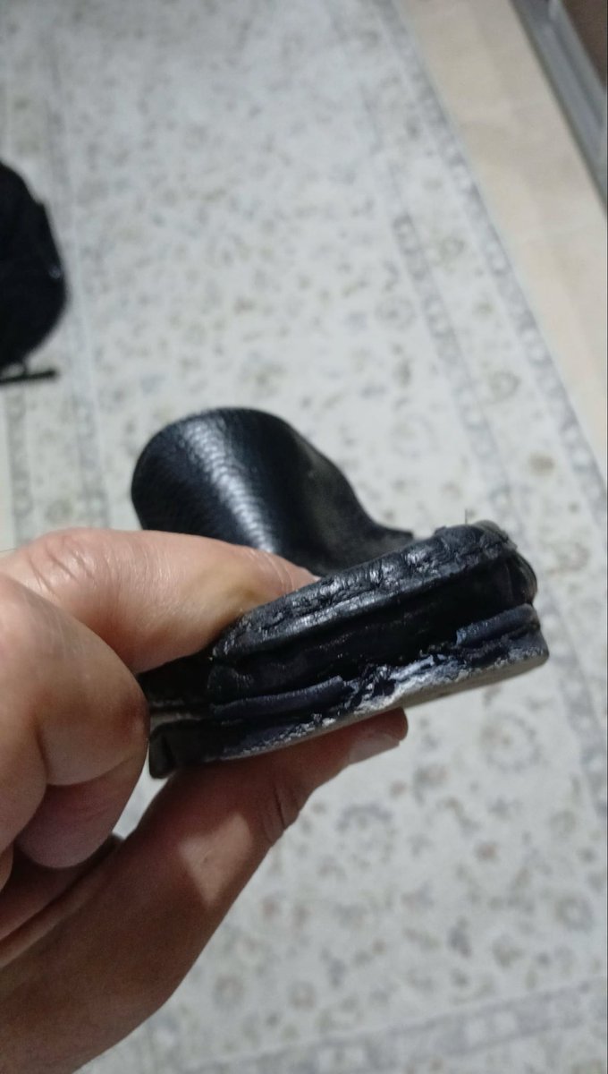 MTanal's tweet photo. Bana  gelen aşağıdaki mesaj, 
Türkiye’nin gerçek fotoğrafıdır.

Yırtık ayakkabıyla işe giden, iki çocuk babası bir emekçi; tüm zorluklara rağmen YENİ Parti’ye 1.000 TL bağış yapmış.

Bu bağışın değeri para değil, umuttur.

Hiç kimse çalıştığı hâlde yırtık ayakkabıyla yaşamak zorunda kalmamalı. Bu düzen değişecek. YENİ Parti bunun için var.