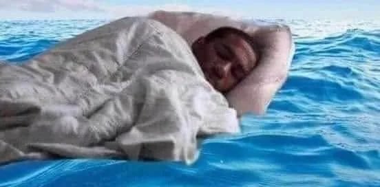 Egyptianmemees's tweet photo. احساس النومة بعد السباحة او بعد كل رحلة للبحر: https://t.co/5dDCTS5sDh