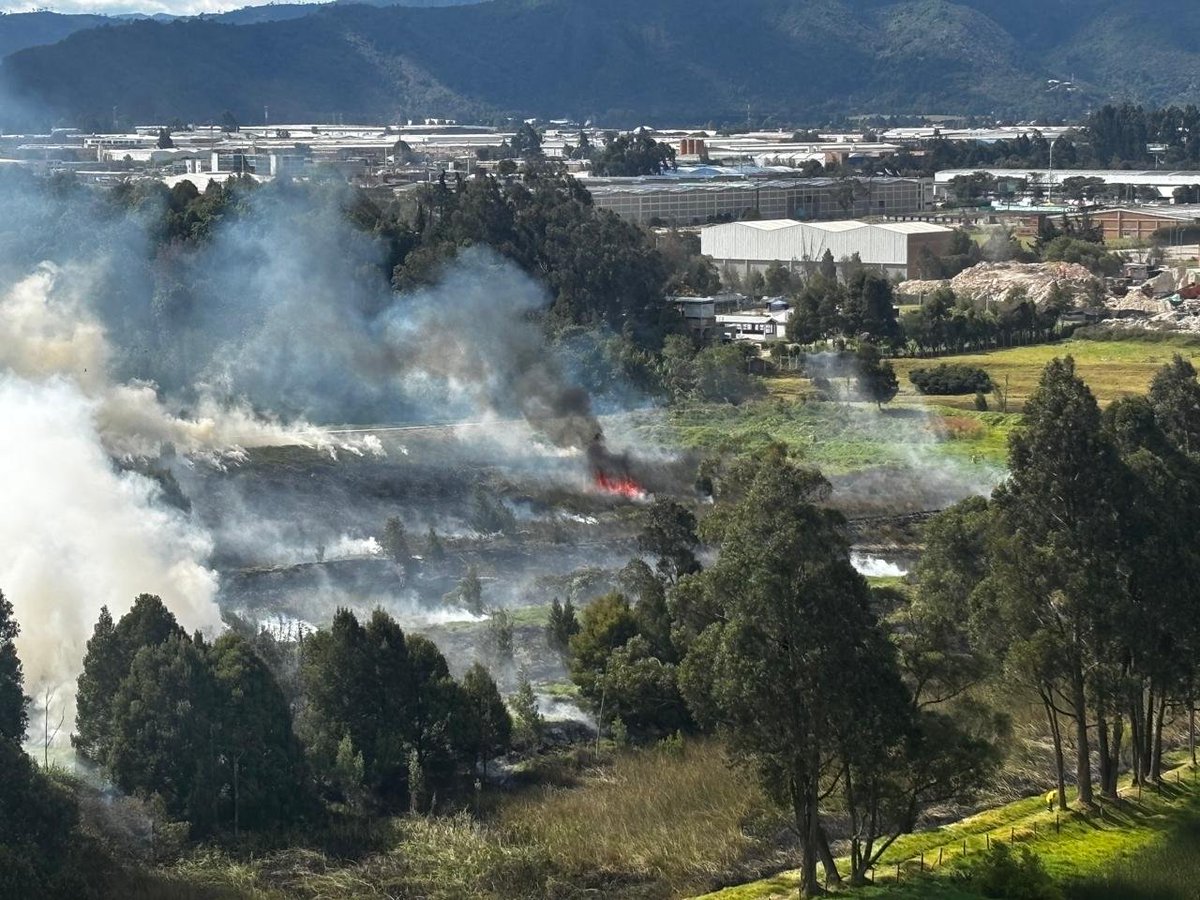 dhgroupbsco's tweet photo. Por favor @Engativalcaldia @BomberosBogota @PoliciaColombia se necesita el helicóptero con el sistema Bambi para apagar este incendio que est�� cada vez más fuerte ayuda en Gran Granada https://t.co/SyZeHiv0aD