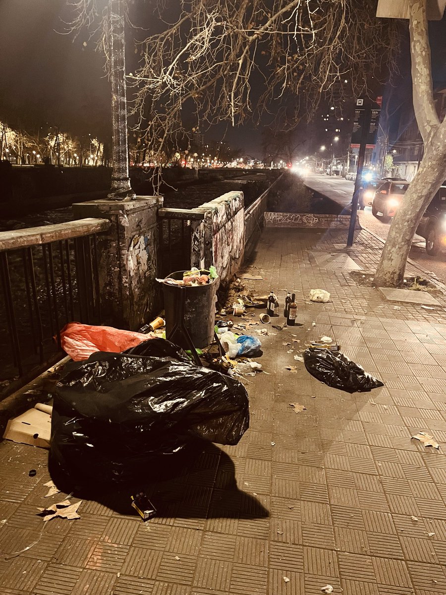 LucienneVial's tweet photo. @Muni_Recoleta hasta cuando aguantamos esta cochinada??? Retiren ese basurero de ahí y nos ahorramos que todos tiren su mugre en ese lugar. Está el paradero de micros y es un desagrado!!! 🤬😡 Av. Santa Maria esquina Puente Loreto https://t.co/qUDkQjD8Dz